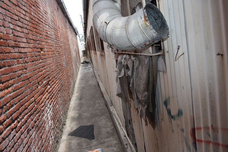 More Photos Of 8011 Beach St, Los Angeles Manufacturing For Sale