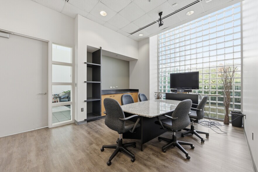 More Photos Of 600 Lakeshore Pky, Birmingham Medical For Lease