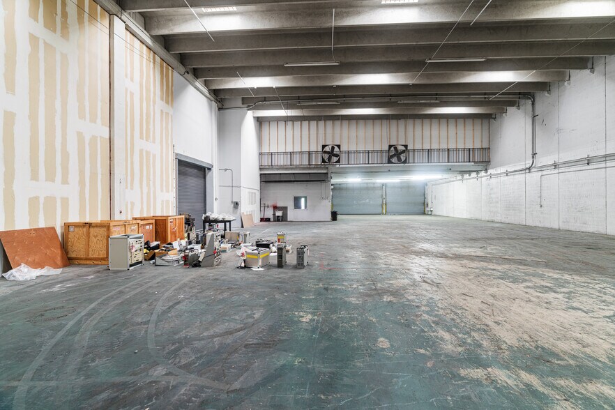 More Photos Of 2741 W 76th St, Hialeah Warehouse For Lease