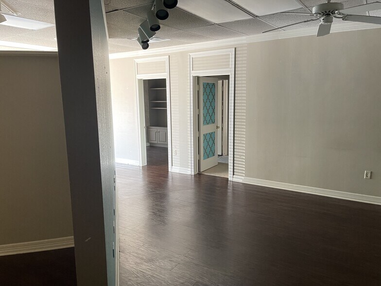 More Photos Of 404 University Dr E, College Station General Retail For Lease