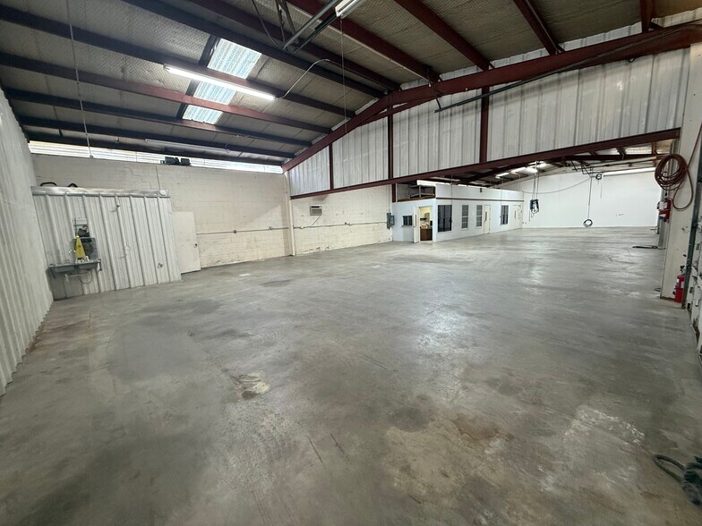More Photos Of 1223 Crestdell Dr, Duncanville Warehouse For Lease