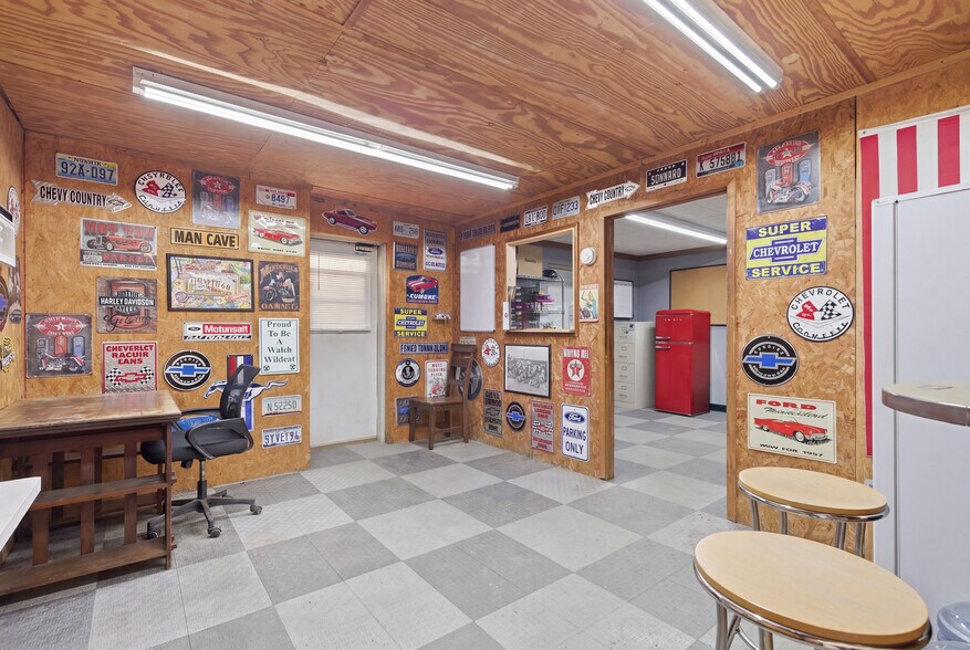 More Photos Of 320 S S Wilcox St, Rockdale Auto Dealership For Sale