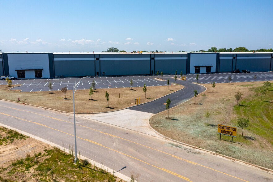 More Photos Of 0 Kenmore Blvd, Lockbourne Industrial For Lease