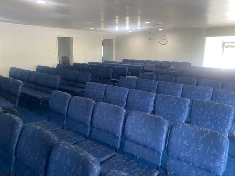 More Photos Of 109 Fontaine Dr, Ridgeway Funeral Home For Sale