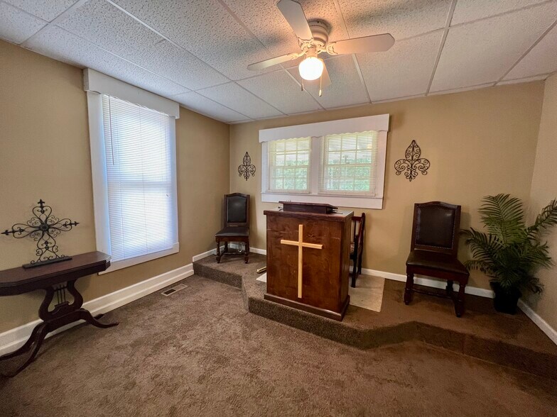 More Photos Of 100 N Fifth St, Manchester Funeral Home For Sale