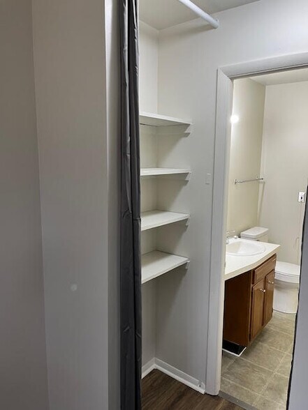 More Photos Of 1450 Luther Sq, Evansville Apartments For Sale