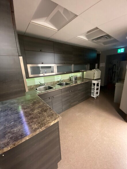 More Photos Of 424 Waterloo St, London Medical For Lease