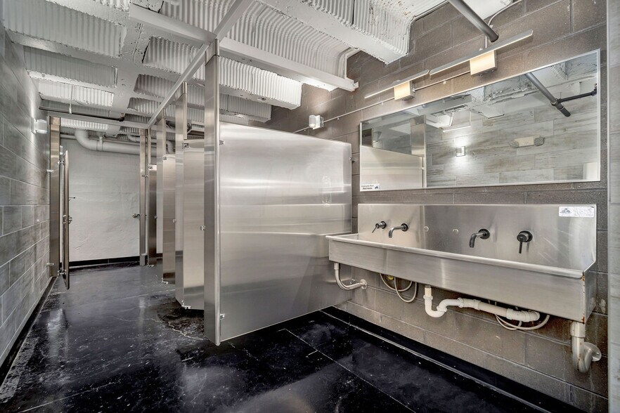 More Photos Of 331 E 13th St, Cincinnati Bar For Sale