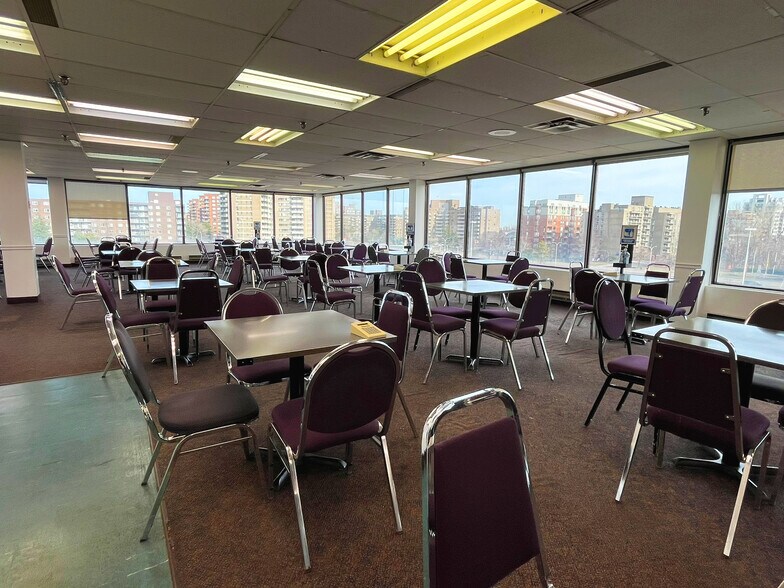 More Photos Of 5800 Boul Cavendish, Cote-St-Luc General Retail For Lease