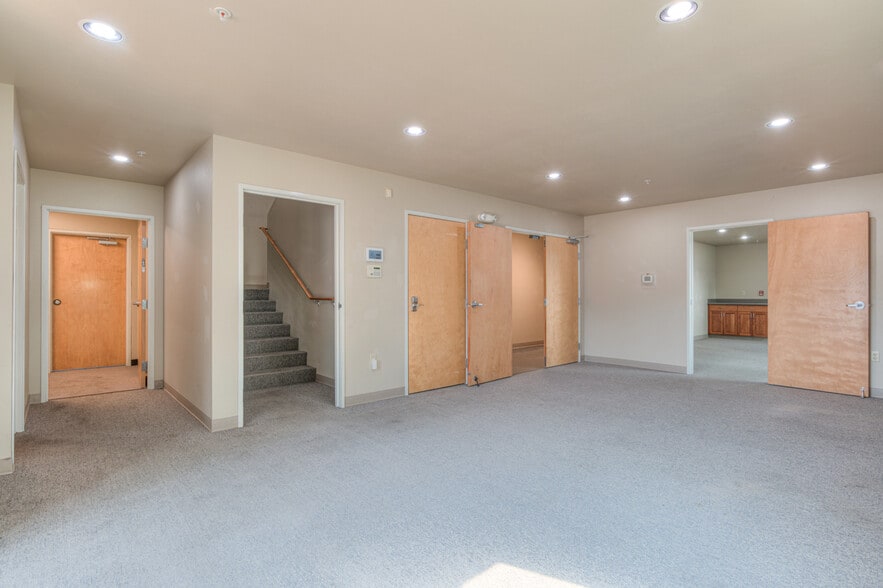 More Photos Of 62958 NE Layton Ave, Bend Light Manufacturing For Sale