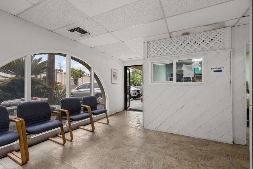 More Photos Of 26055 Bouquet Canyon Rd, Santa Clarita Veterinarian Kennel For Sale