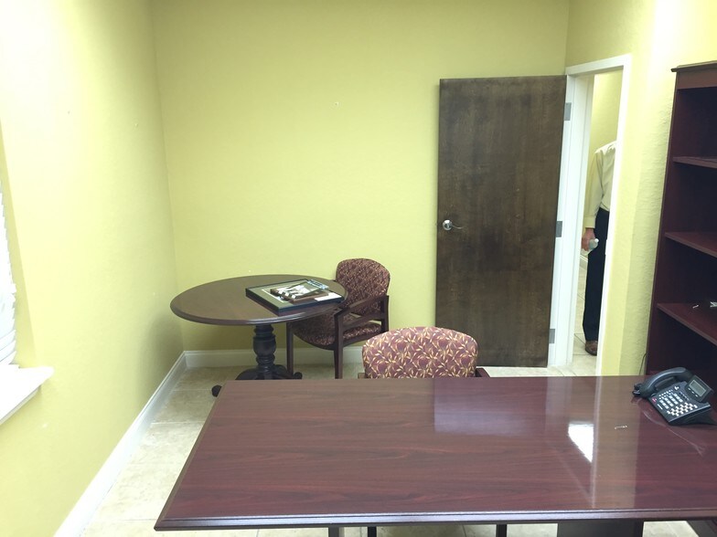 More Photos Of 5470-5476 Lithia Pinecrest Rd, Lithia Medical For Lease