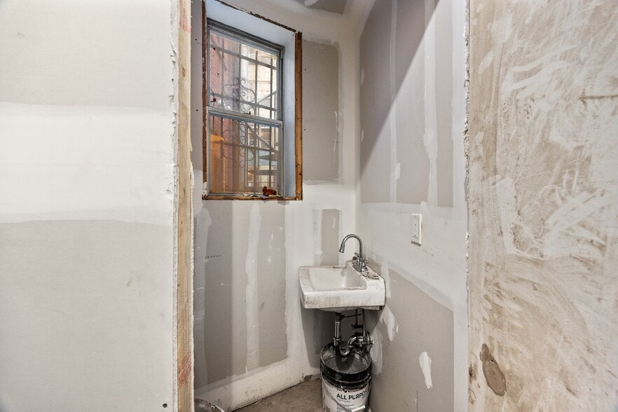 More Photos Of 389 2nd Ave, New York Storefront Retail Office For Lease