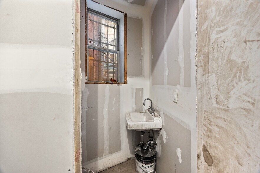 More Photos Of 389 2nd Ave, New York Storefront Retail Office For Lease