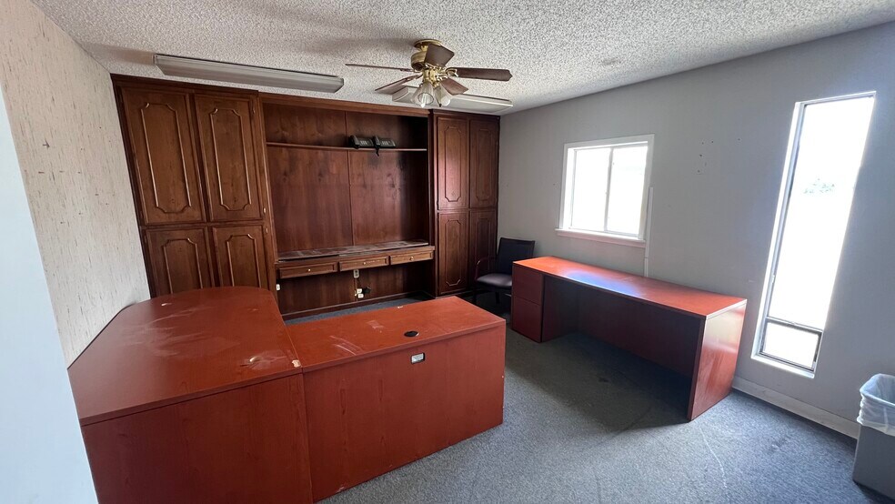 More Photos Of 3419 E Broadway Ave, North Little Rock Service For Lease