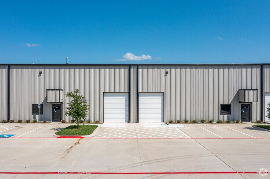 More Photos Of 3550 E Long Ave, Fort Worth Warehouse For Lease