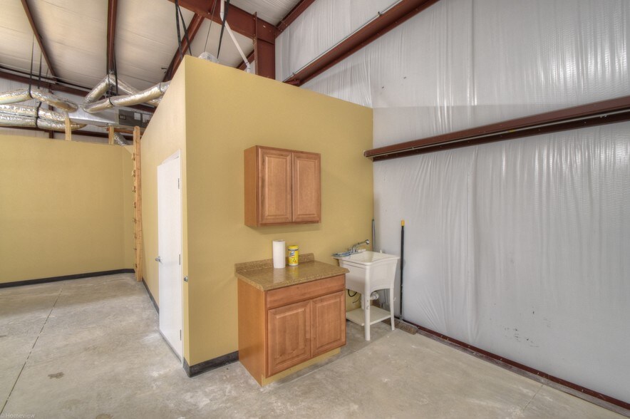 More Photos Of 5731 Rittiman Plz, San Antonio Warehouse For Lease