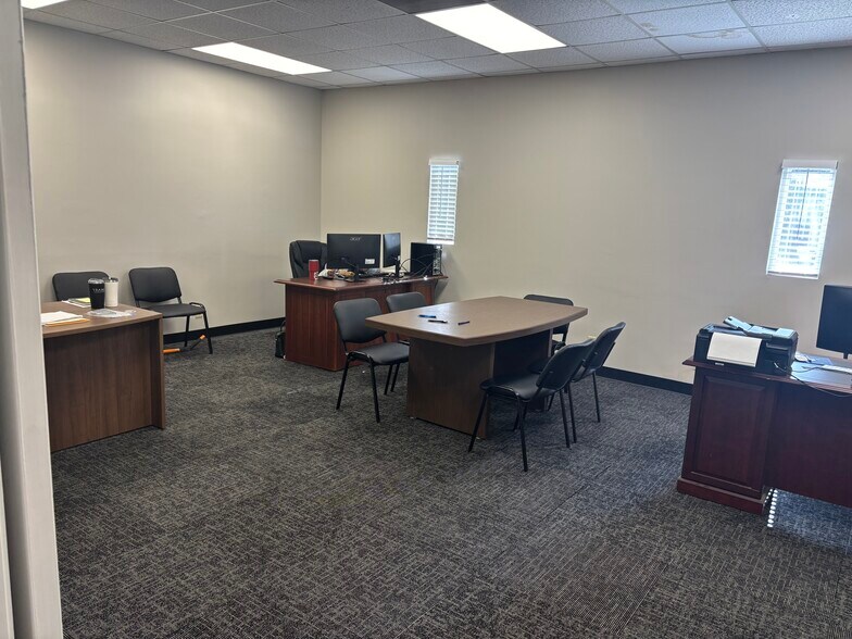 More Photos Of 139 Dean Dr, Clarksville Office For Sale
