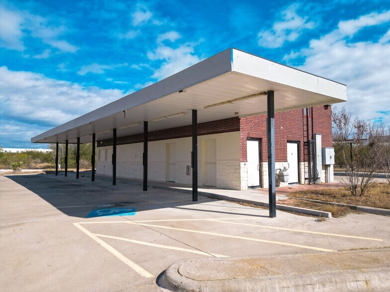 More Photos Of 6280 Highway 281, Three Rivers Fast Food For Sale