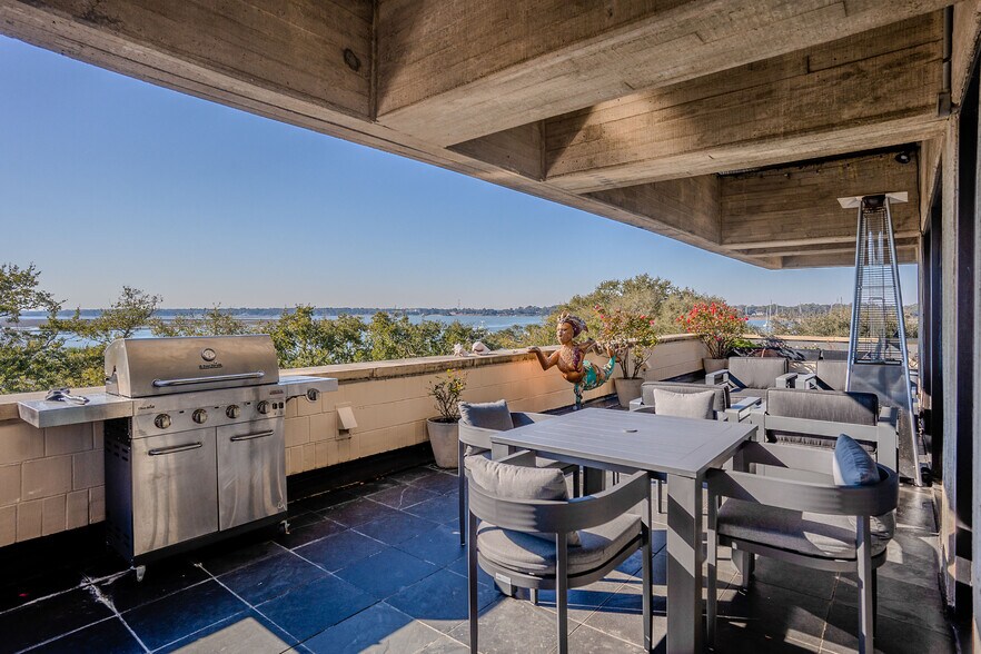 More Photos Of 916 Bay St, Beaufort Office For Sale