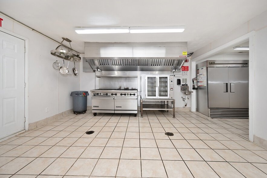 More Photos Of 1512 E Bayview Blvd, Norfolk Freestanding For Sale