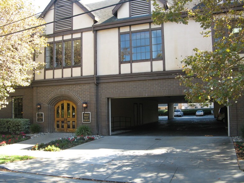 More Photos Of 1042 W Hedding St, San Jose Office For Sale