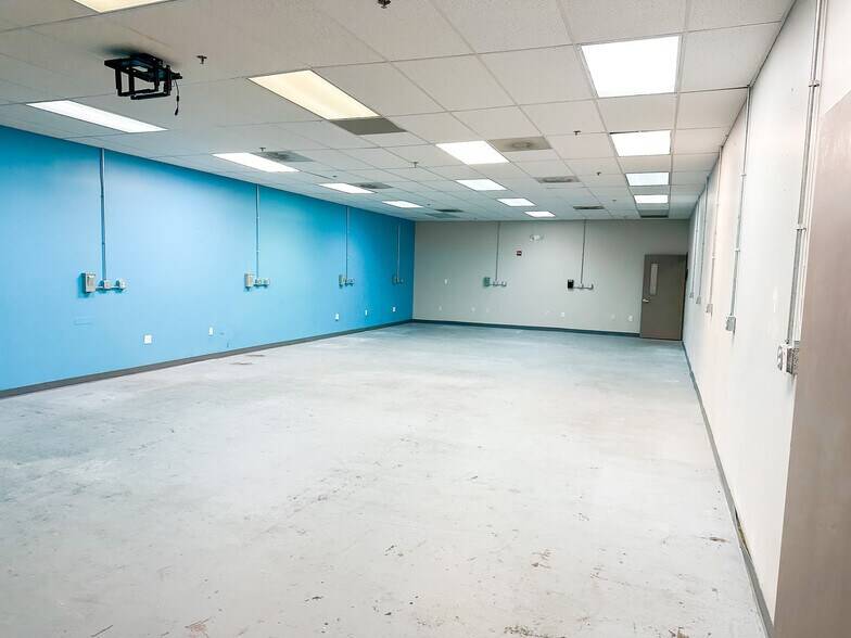 More Photos Of 7841-7899 Pines Blvd, Pembroke Pines Supermarket For Sale