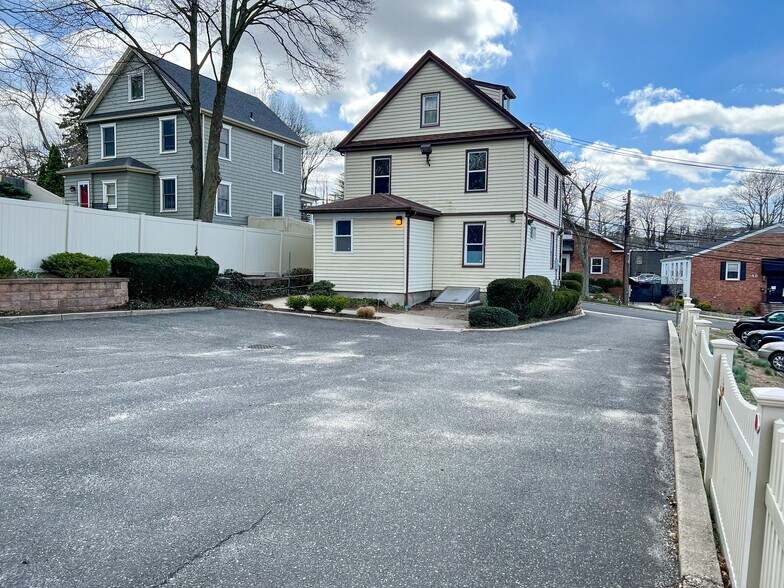 More Photos Of 51 Elm St, Huntington Office Residential For Lease