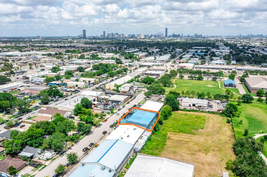 More Photos Of 9013 Pagewood Ln, Houston Warehouse For Sale