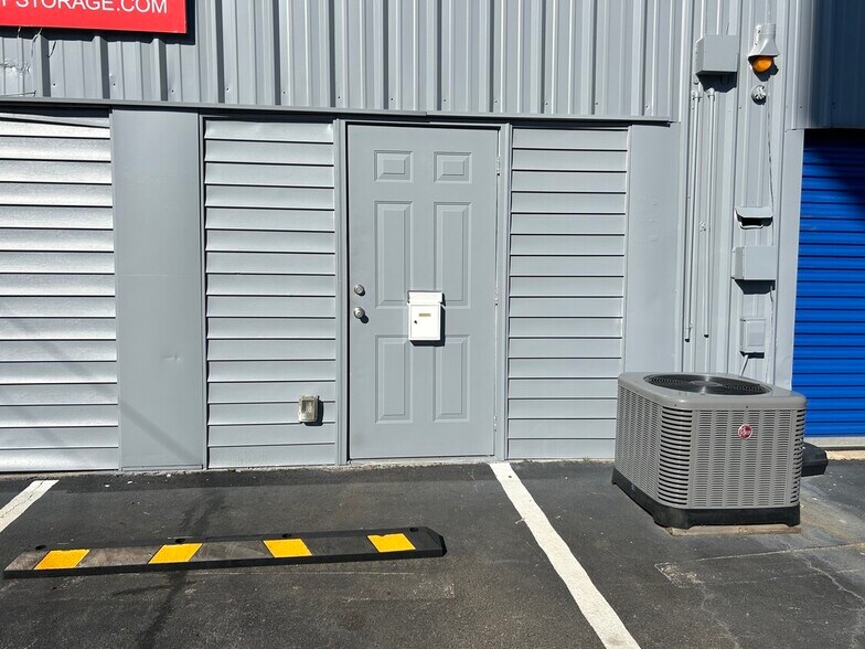 More Photos Of 1385 Lafayette Pkwy, Lagrange Self Storage For Lease