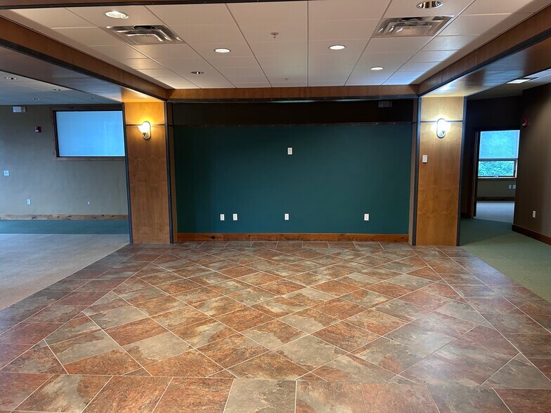 More Photos Of 1404 Hawk Pky, Montrose Medical For Lease