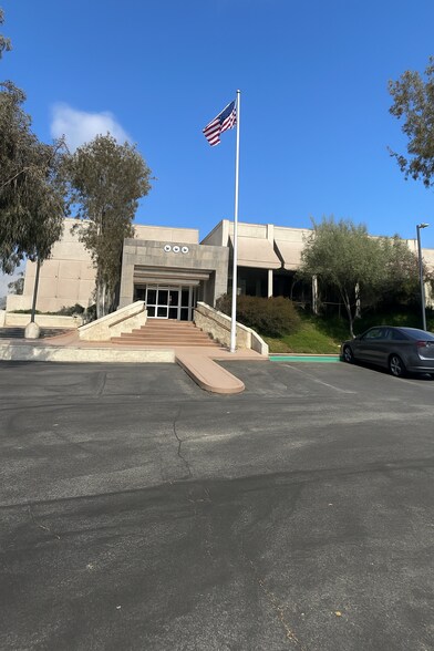 More Photos Of 950 Lawrence Dr, Thousand Oaks Manufacturing For Lease