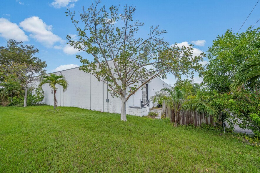More Photos Of 3041 Gateway Dr, Pompano Beach Warehouse For Sale