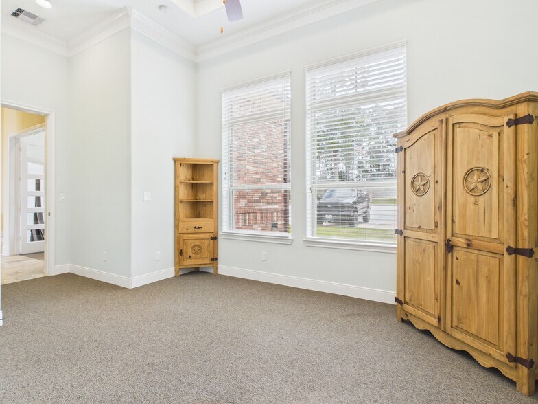 More Photos Of 16751 TX-75 Hwy, Willis Office For Sale