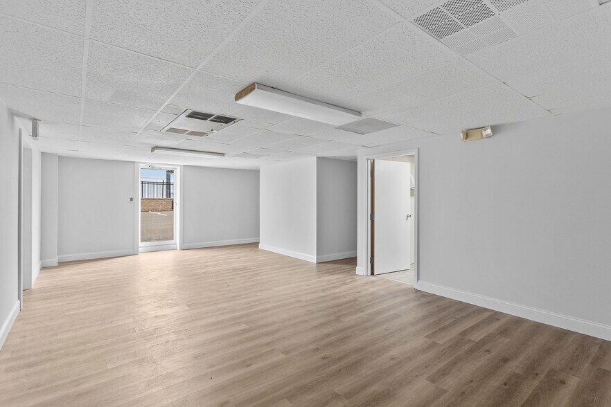 More Photos Of 384 Main st, Timberville Freestanding For Lease
