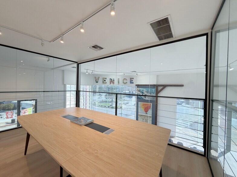 More Photos Of 1501 Main St, Venice Storefront Retail Office For Lease