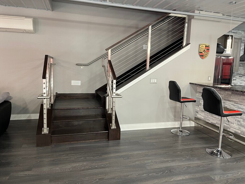 More Photos Of 2220 Ferry Rd, Naperville Showroom For Sale