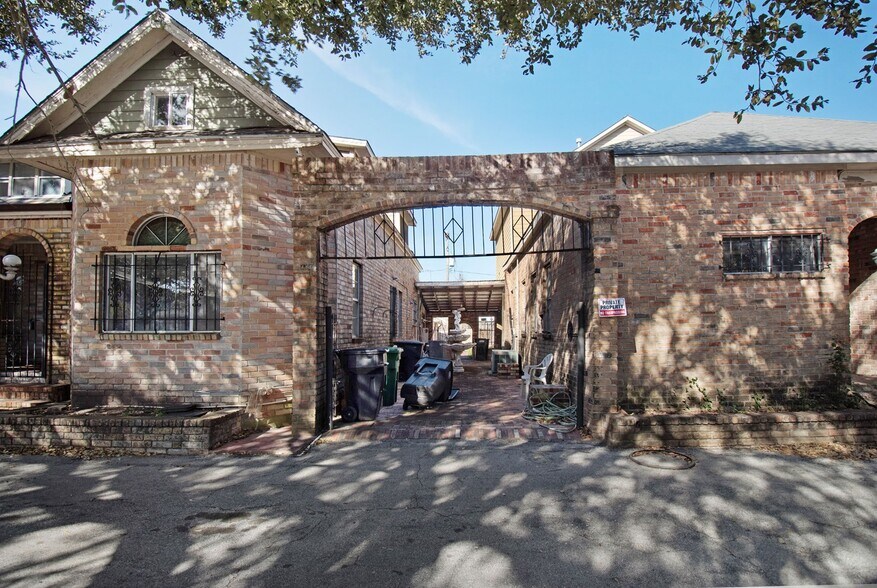 More Photos Of 1333-1335 Yale St, Houston General Retail For Sale