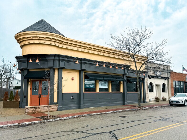 More Photos Of 254 Green Bay Rd, Highwood Restaurant For Lease