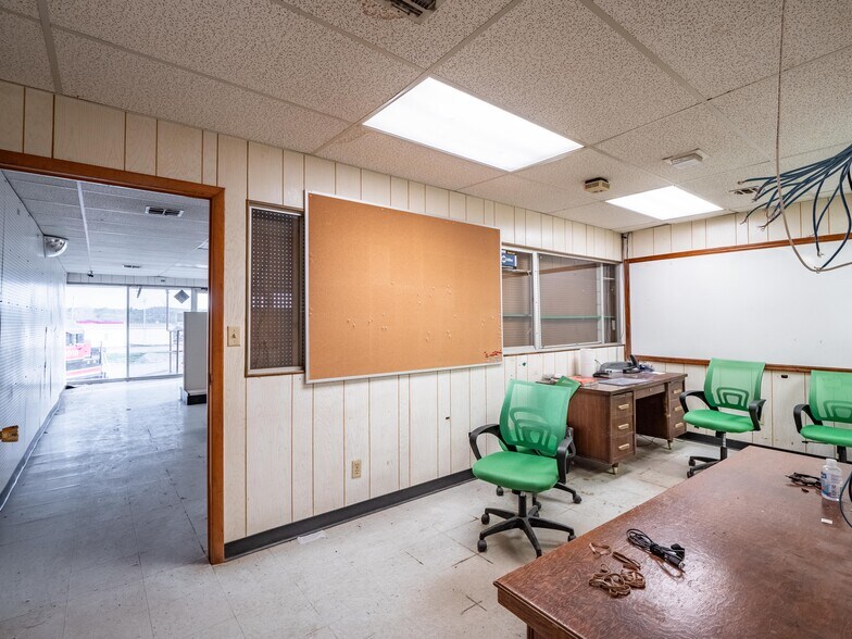 More Photos Of 1 W Choctaw Ave, Mcalester Flex For Sale