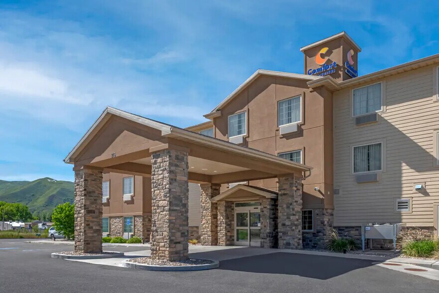 More Photos Of 215 N Commercial St, Morgan Hotel For Sale