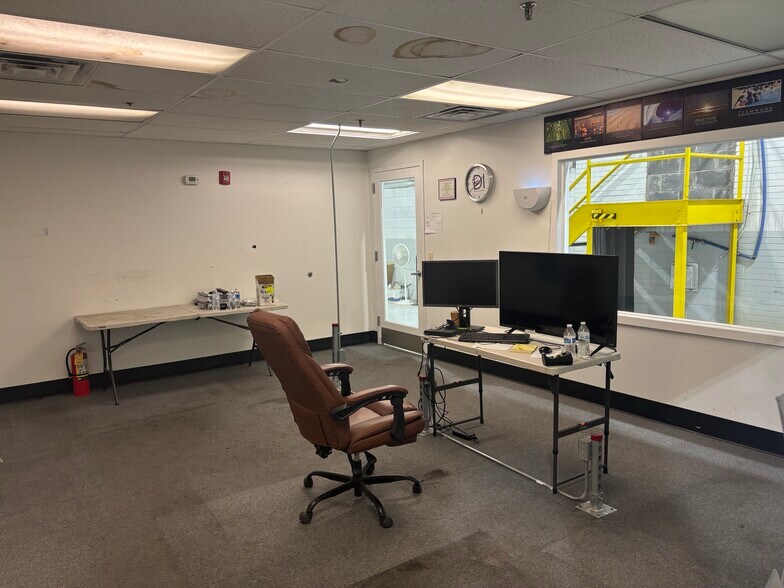 More Photos Of 2 Amboy Ave, Woodbridge Warehouse For Lease