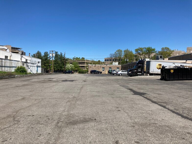 More Photos Of 221 S 31st St, Kenilworth Warehouse For Lease