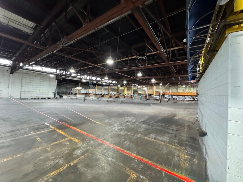More Photos Of 1913 W State St, Bristol Warehouse For Lease