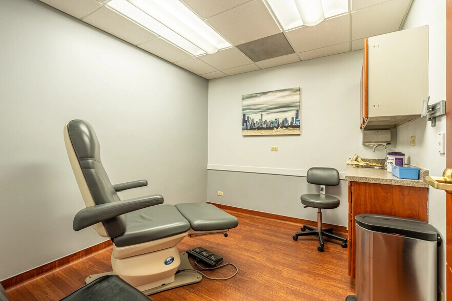 More Photos Of 401 N York St, Elmhurst Medical For Sale
