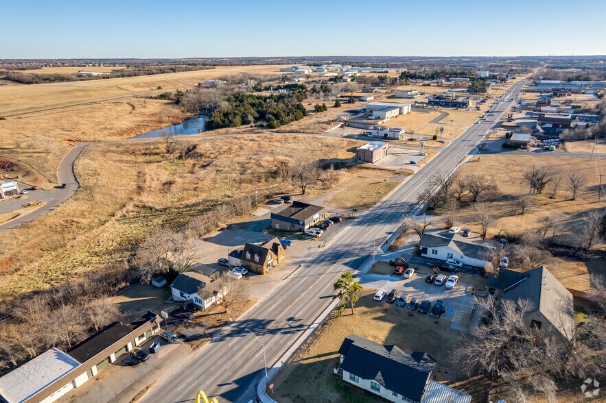 More Photos Of 1606 S Division St, Guthrie Freestanding For Lease