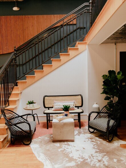 More Photos Of 327 E Main St, Ventura Storefront For Lease