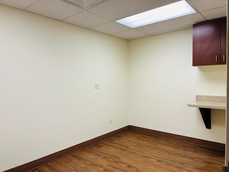 More Photos Of 3006 Glenmore Ave, Cincinnati Medical For Lease