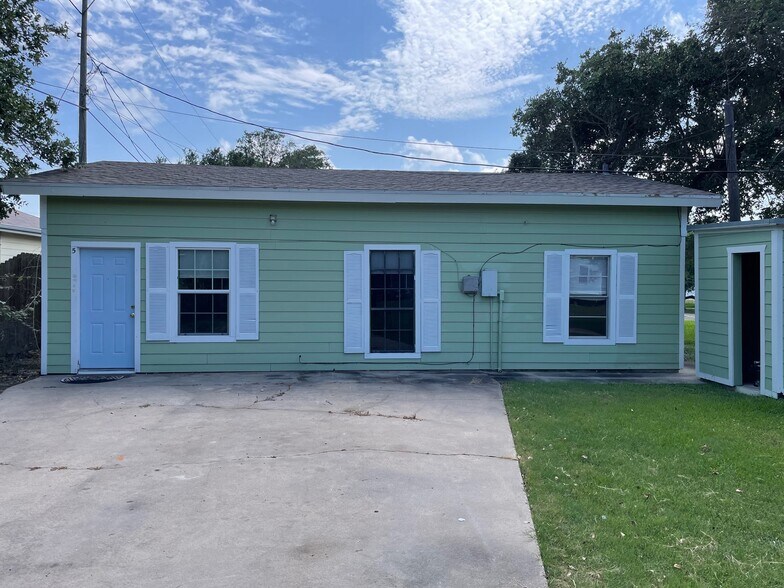 More Photos Of 4042 Loop 1781, Rockport Apartments For Sale