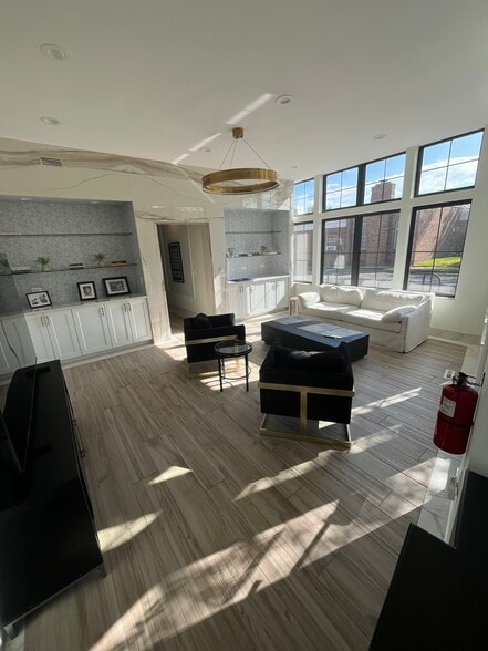 More Photos Of 18450 Mack Ave, Grosse Pointe Freestanding For Lease